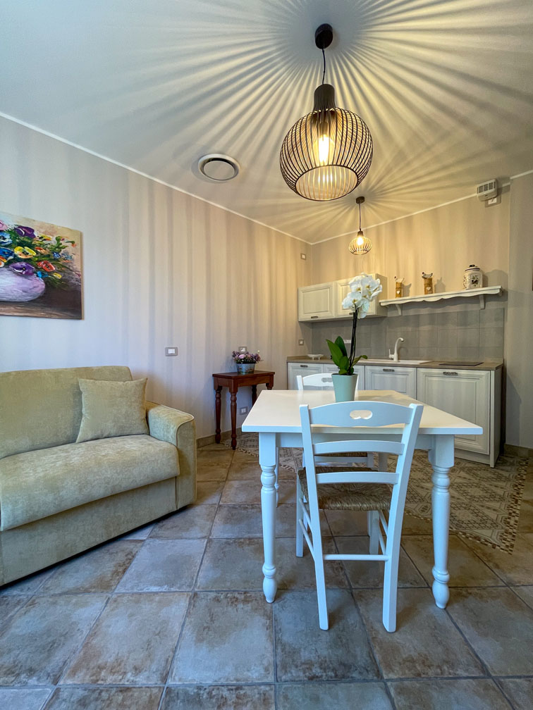 Dolci colline ricoperte di vigneti, borghi antichi, profumi di vino, tartufi e castagne: qui ogni dettaglio profuma di autenticità